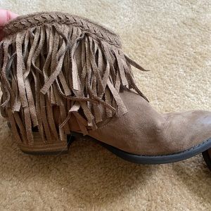 Cute Brown Booties with Fringe!